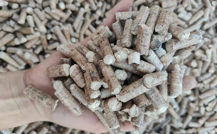 鋸末顆粒機(jī)將木材加工企業(yè)的下腳料及木屑?jí)褐瞥赡拘碱w粒 鋸末顆粒機(jī)將木材加工企業(yè)的下腳料及木屑?jí)褐瞥赡拘碱w粒